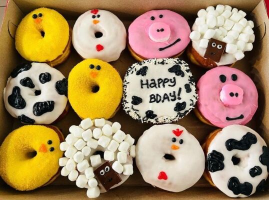 آلة بيع كعك أوتوماتيكية ذاتية الخدمة على مدار 24 ساعة مع إطار باب فولاذي بالكامل وزجاج مضاد للضباب